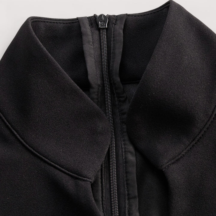 Kate | Robe noire raffinée avec ceinture et col mandarin