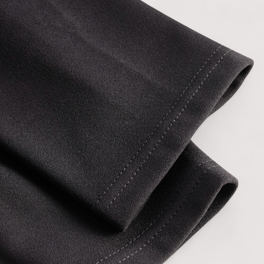 Kate | Robe noire raffinée avec ceinture et col mandarin