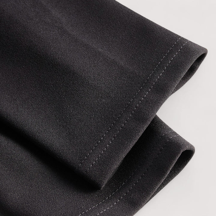 Kate | Robe noire raffinée avec ceinture et col mandarin
