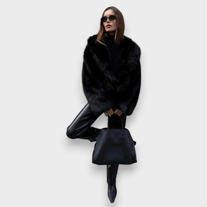 Jade | Manteau de Luxe en Fourrure Synthétique Noire