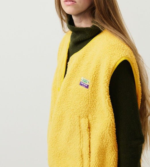 Gilet sans manches boutonné en laine d'agneau femme – Doux, confortable et polyvalent